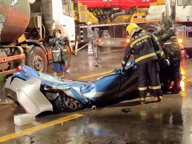 网约车撞击水泥罐车,网约车撞击水泥罐车视频